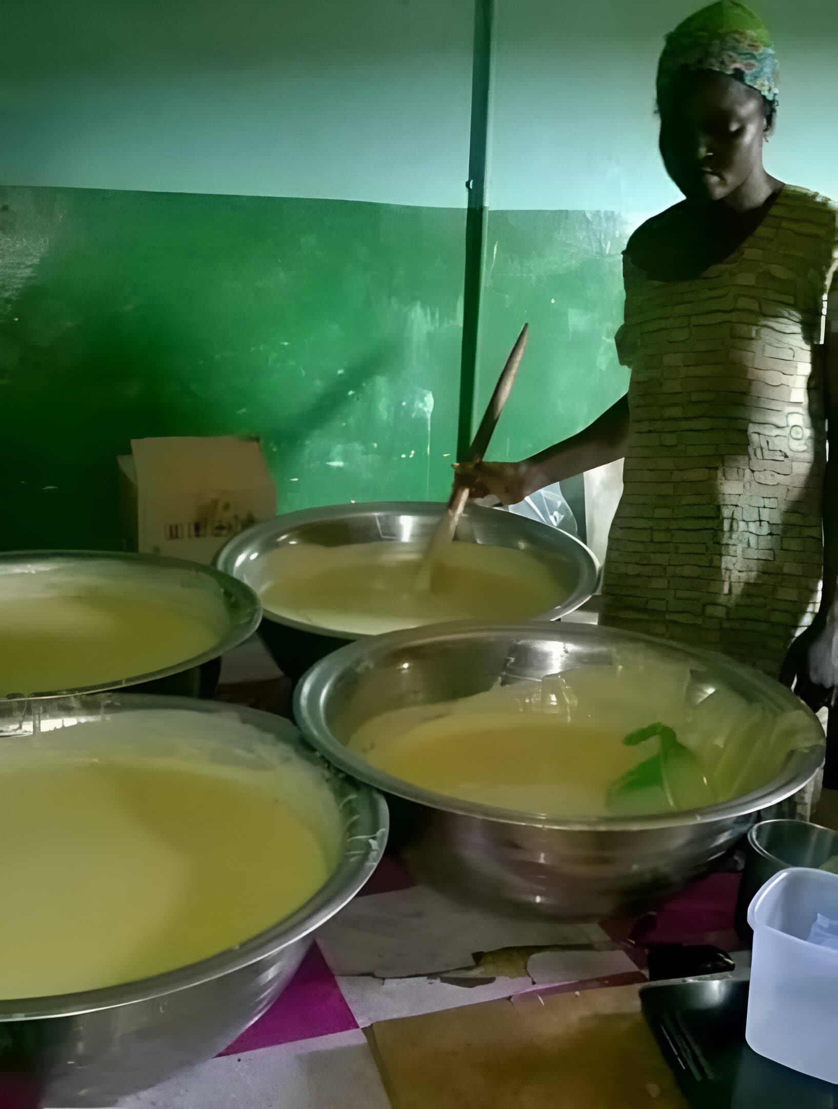 Eine malische Frau produziert Sheabutter (Quelle: Sahel Agri-Sol / Adalidda / Public Domain)
