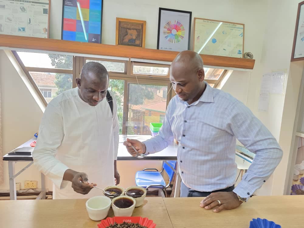 M. Amadou Yara, PDG du Groupe Solina, a rendu visite à un producteur de café à Kampala, en Ouganda (Crédit : Groupe Solina Côte d'Ivoire).